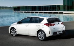 toyota-auris-2012--