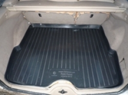 kovrik-v-bagazhnik-ford-focus-i-universal-(98-05)-(plastikovyj)