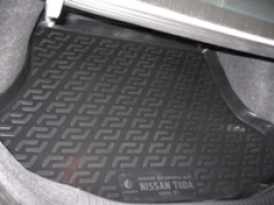 kovrik-v-bagazhnik-nissan-tiida-sedan-(07-)-(plastikovyj)