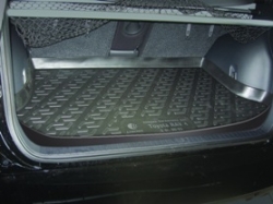 kovrik-v-bagazhnik-toyota-rav4-5-doors-(00-05)-(plastikovyj)